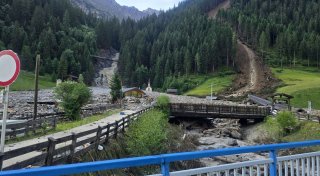 Nach Unwetter in Tirol: Berghütten mit Helikopter evakuiert