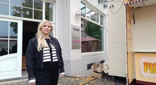 Riesenärger bei Bünder Geschäftsfrau: Schaufenster von Zwiebelmarkt-Stand zugebaut