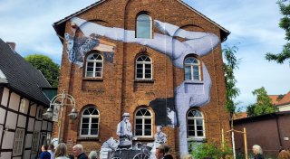 Mit vielen Fotos: Riesige Bilder verwandeln Gütersloher Innenstadt in Freiluft-Galerie