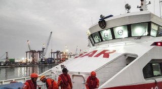 Fähre sinkt vor Bali: Dutzende Menschen im Meer vermisst
