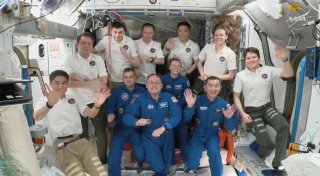 Vier Raumfahrer auf der ISS eingetroffen