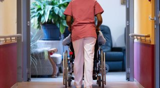 Pflege-Mindestlöhne steigen in zwei Schritten