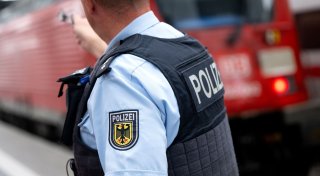 Mann bedroht und verletzt Reisende im Regionalexpress