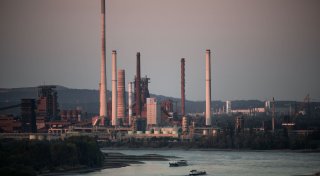 Niedrigwasser im Rhein: Thyssenkrupp belädt Schiffe geringer