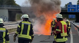 Auto gerät auf A33 im Kreis Paderborn in Brand