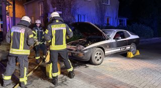 Fast 40 Jahre alter Porsche brennt - Polizei Bielefeld verhindert Schlimmeres