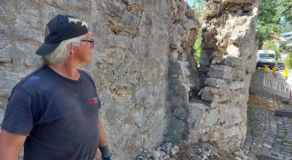 Efeu zerstört die Mauern: Sanierung von Warburgs historischen Wehranlagen