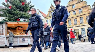 „Vorsicht vor Dieben“: Mit Polizei und Stadt auf Streife auf Bielefelds Weihnachtsmarkt