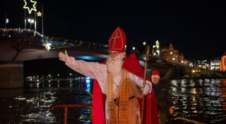 Nikolaus kommt mit dem Boot zu den Kindern