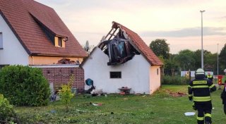Auto landet in Schuppendach in Bohmte: Kind lebensgefährlich verletzt