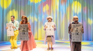 Serienmörder mit Mutterkomplex: Ein boulevardeskes Feuerwerk im Paderborner Theater