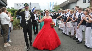 Schützenkönigin zieht mit rubinrotem Kleid die Blicke in Bleiwäsche auf sich