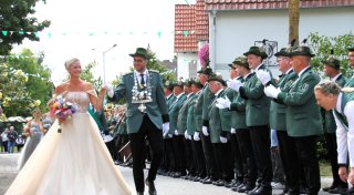 Begeisterter Applaus für Bergheims Schützenkönigin im champagnerfarbenen Kleid