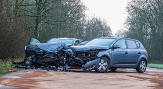 Eisglätte im Bielefelder Norden - zwei Verletzte nach Frontalcrash