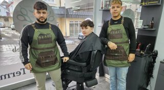 Lübbecke: Neuer Friseur zeigt auf TikTok seine Styling-Ideen