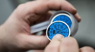 So lesen Sie die HU-Plakette wie eine Uhr