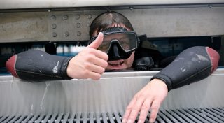 Tauchgang mit Happy End: Daumen hoch fürs Löhner Lehrschwimmbecken