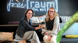 Mit vielen Fotos: Diese Bielefelderin macht schnöde Arbeitsplätze zu Wohlfühloasen