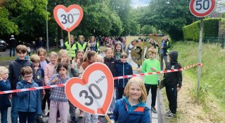 Voller Einsatz fürs Tempolimit: Über 200 Kinder und Eltern sperren Straße in Bielefeld