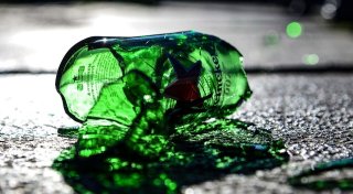 Bielefelder wirft ungebetener Besucherin Glasflasche ins Gesicht