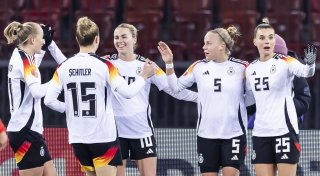 Wücks DFB-Frauen feiern torreichen Debütantinnenball
