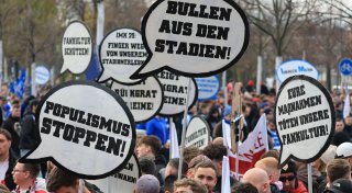 Tausende Fußballfans protestieren gegen Politik-Pläne