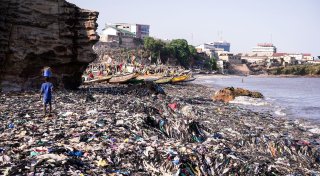 Umweltschützer verschenken Kleidung von der Müllhalde