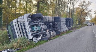 Stundenlange Sperrung im Kreis Gütersloh: Lkw verliert 18 Tonnen Fleisch