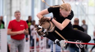 «Hobby Horsing»: Wettbewerb im Springreiten ohne Pferd