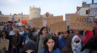 Fotos von Trump mit Epstein auf Schloss Windsor projiziert
