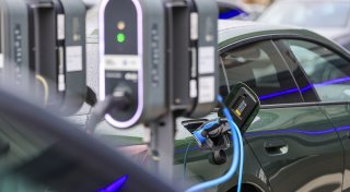 Warum öffentliche Ladesäulen für E-Autos in OWL so ungleich verteilt sind