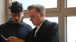 Schüsse mitten in Detmold: Sohn (20) des Getöteten muss für Messerstich nicht in Haft