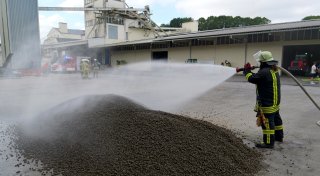200 Tonnen in Brand: Feuer in Pellet-Lager eines Bürener Unternehmens