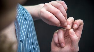 Nägelkauen, Hautzupfen & Co: Wie man besser damit leben kann