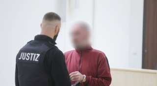 Ehefrau in Straßenbahn angezündet - Angeklagter bereut Tat