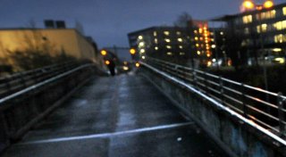 Schläger am Bielefelder Boulevard: Polizei sucht Mann mit roter Trainingsjacke