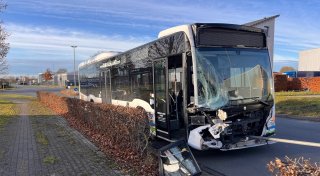 Drei Verletzte bei Unfall im Kreis Gütersloh: Bus kollidiert mit Lkw
