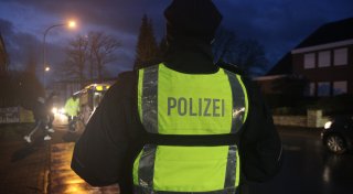 Verkehrschaos in Enger: Neue Sperrzeiten an Grundschule sorgen für Diskussion