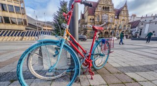 Rätsel um bunte Fahrräder vorm Bielefelder Rathaus