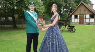 Schützenfest in Sudhagen: Schützenkönigin begeistert in Mitternachtsblau