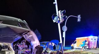 Ampel defekt? Drei Verletzte nach heftigem Unfall an Kreuzung in Enger