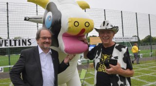 Gütersloher Bürgermeister Trepper gewinnt skurrile Wette beim Kuhfladen-Roulette