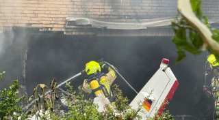 Kleinflugzeug stürzt in Wohnhaus in NRW - Pilotin und Bewohnerin sterben