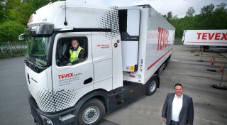 Neuartige Lkw im Kreis Gütersloh - Unternehmenschef zeigt besondere Mercedes-Fahrzeuge