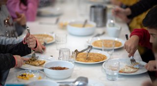 Kreis Paderborn prüft Zentralküche: Millionen-Investition für Schul- und Kita-Essen im Gespräch