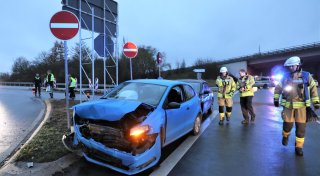 Hoher Schaden nach Kollision an A44-Zubringer bei Warburg