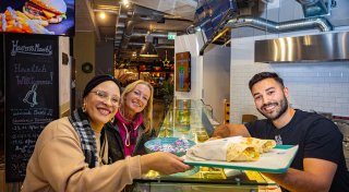 Selbstgebackene Teigfladen: Neues Restaurant eröffnet in Bielefelds Altstadt