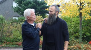 Mann (73) im Kreis Gütersloh plötzlich leblos am Boden - jetzt trifft er mutigen Retter