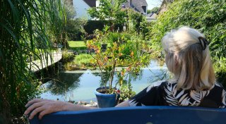 Wellness-Garten von Bad Oeynhausenern überzeugt mit Sauna und Teich-Tauchbecken