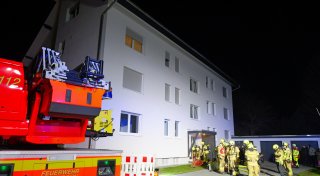 Feuerwehr löscht brennende Matratzen in Mehrfamilienhaus in Paderborn